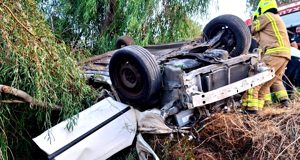 انقلاب سيارة في عين غيف وتخليص سائق عالق