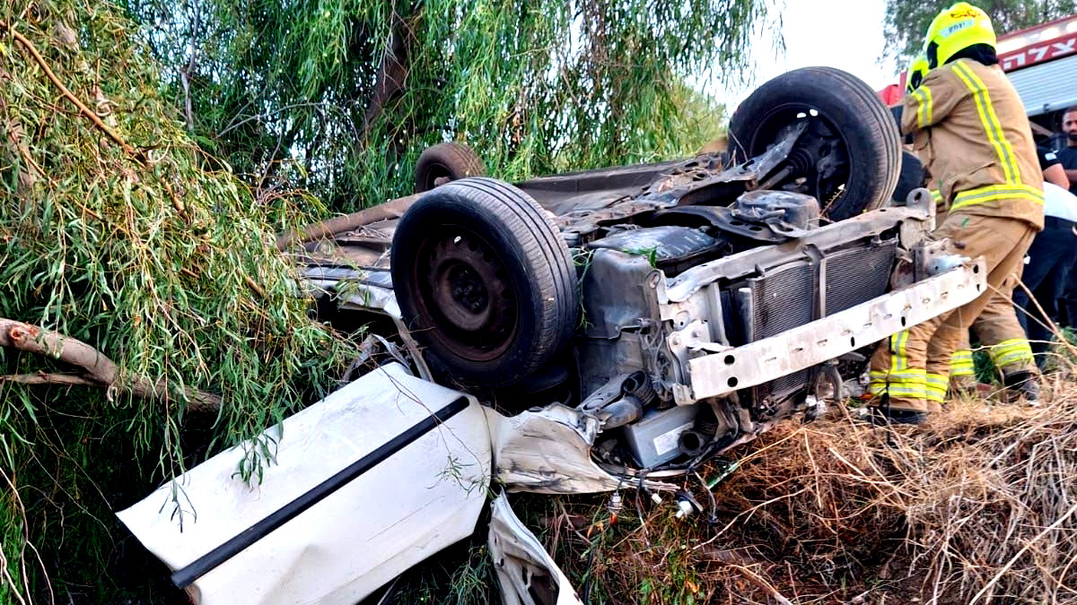 انقلاب سيارة في عين غيف وتخليص سائق عالق