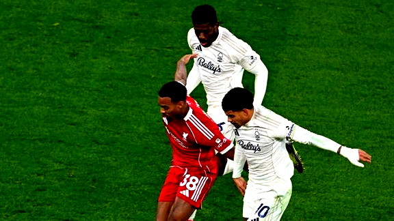 نوتنغهام يُفسد إنجاز محمد صلاح ويسحق ليفربول في أنفيلد