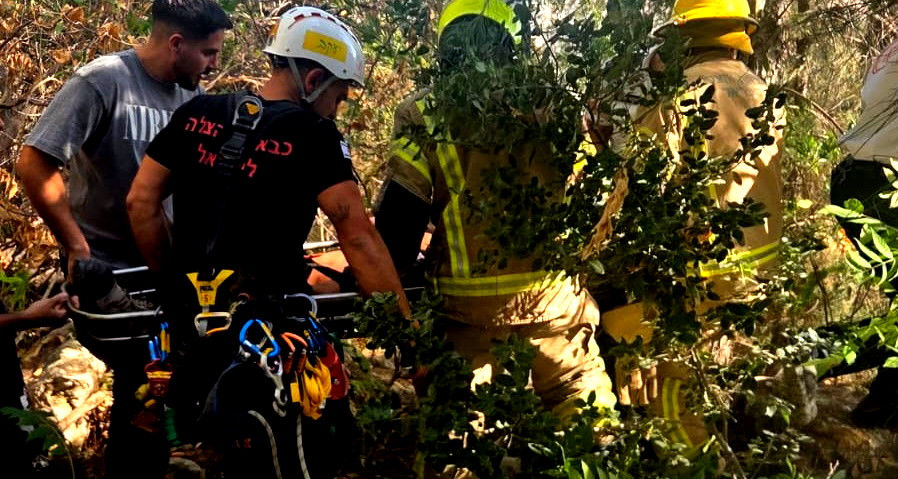 مفرق ياغور: انقاذ سائق عالق جراء انقلاب شاحنة في حادث طرق خطير