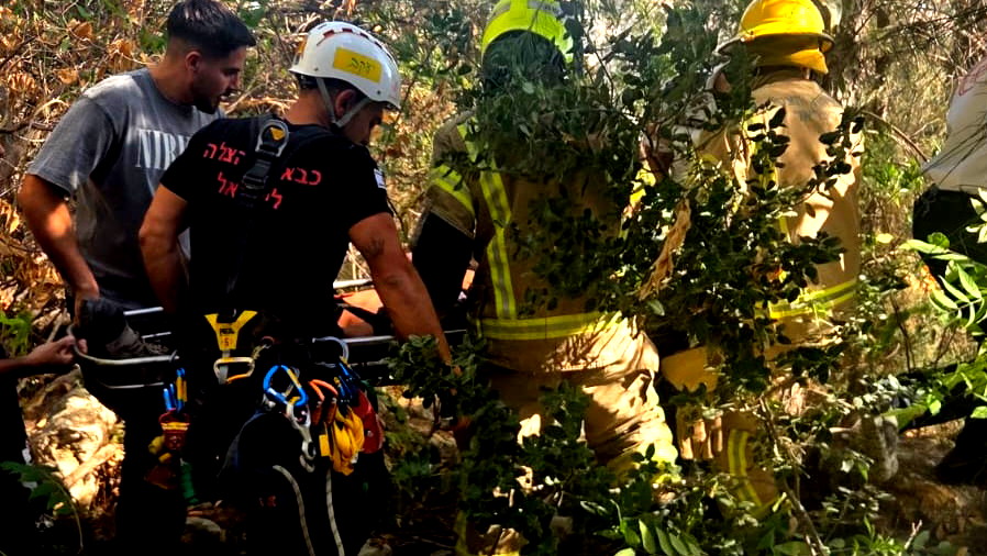 مفرق ياغور: انقاذ سائق عالق جراء انقلاب شاحنة في حادث طرق خطير