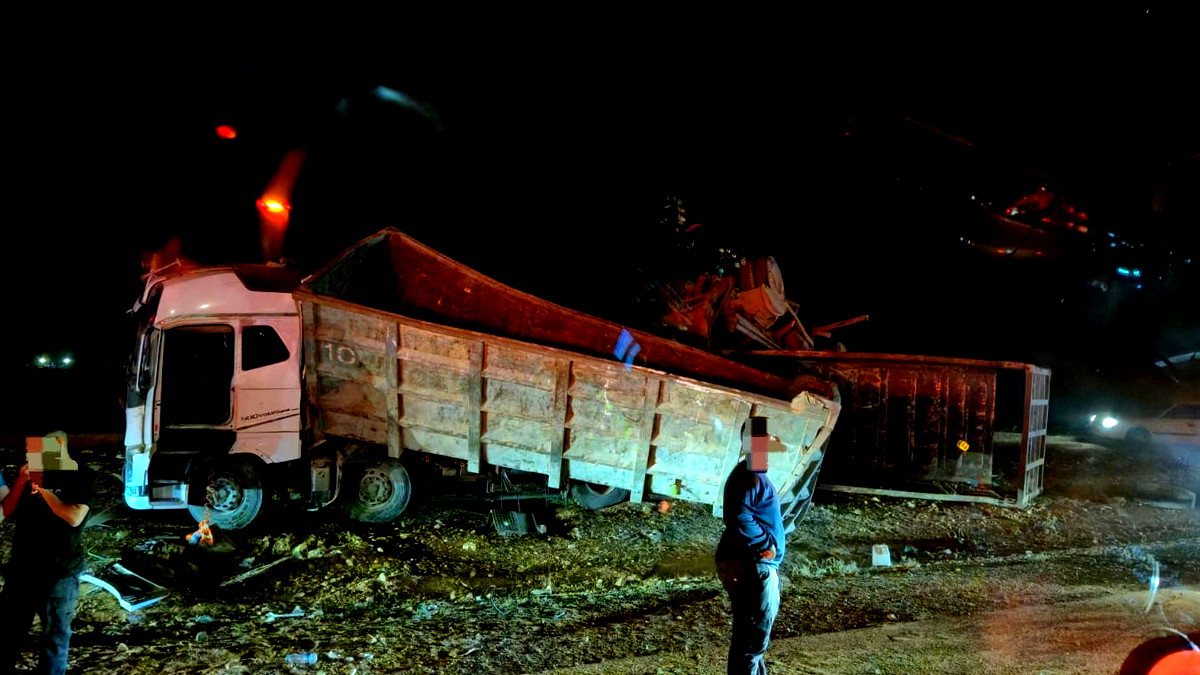 النقب: إصابة متوسطة جرّاء انقلاب شاحنة