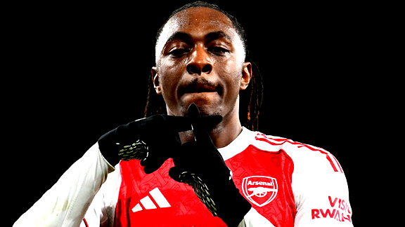 "هاتريك" إيزي يدمر شباك توتنهام ويعزز صدارة أرسنال