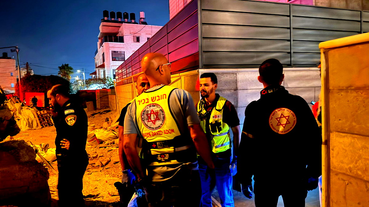 القدس: إصابة 14 شخصًا جراء حريق في مبنى سكني ببيت حنينا- بينهم أطفال