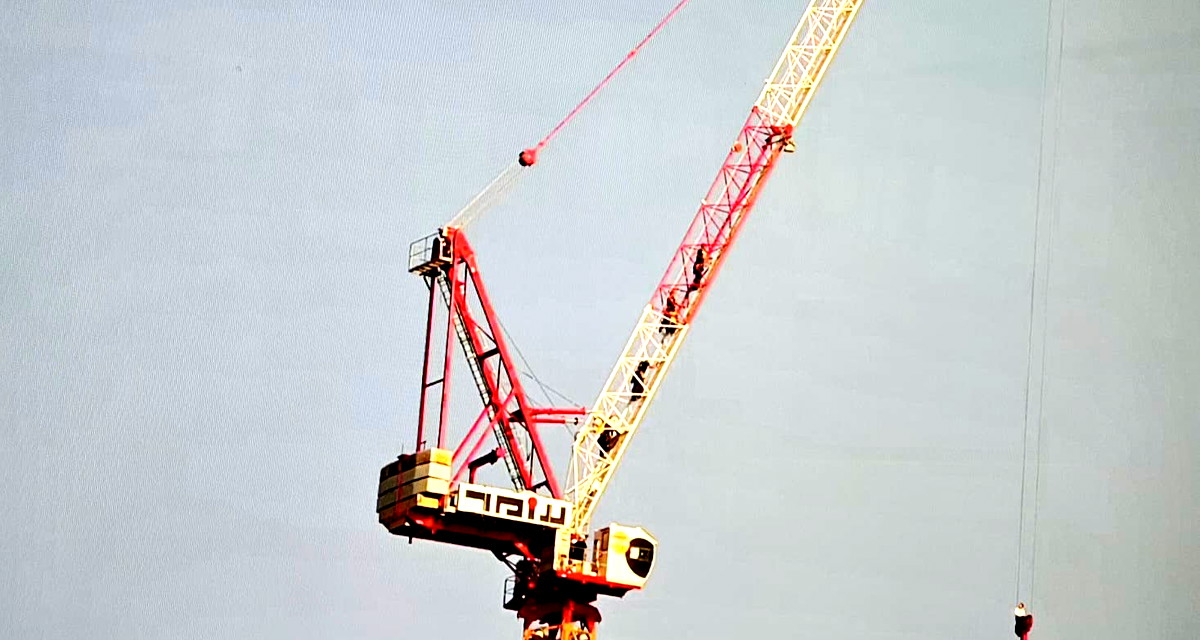 عمليات لتخليص فتى علّق فوق رافعة في مبنى مكوّن من 36 طابقًا في مدينة القدس          