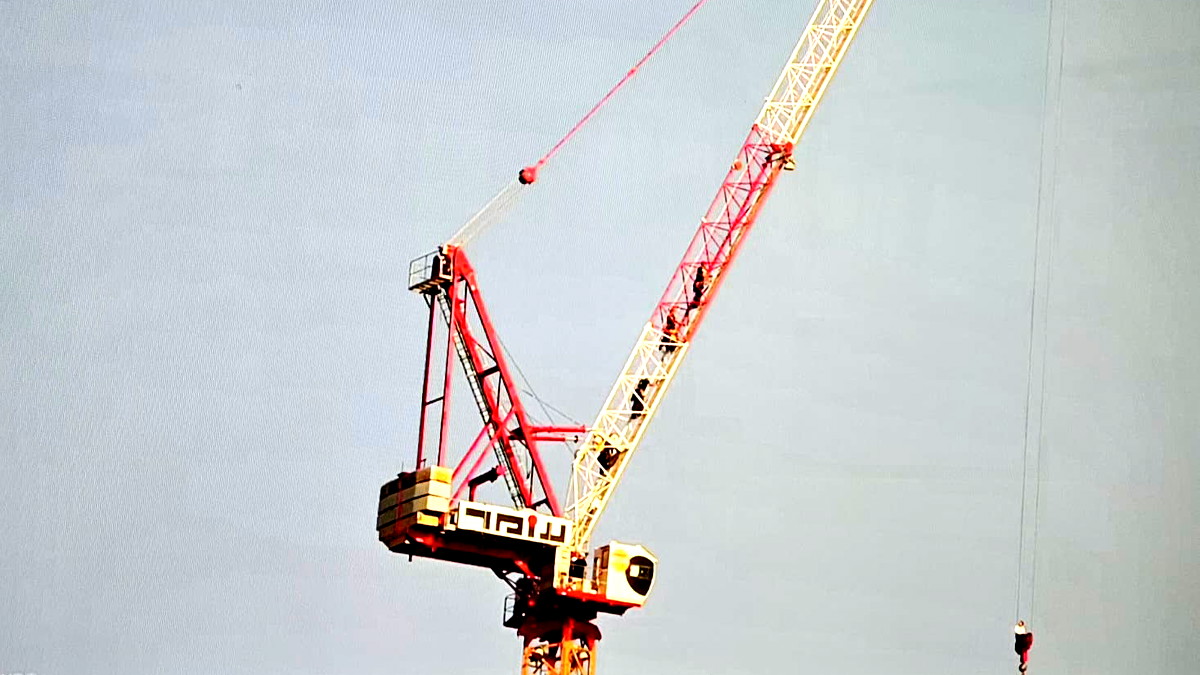 عمليات لتخليص فتى علّق فوق رافعة في مبنى مكوّن من 36 طابقًا في مدينة القدس          