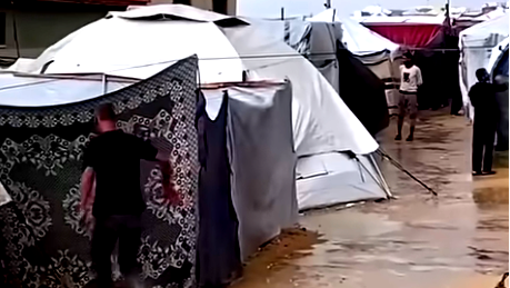 مأساة الشتاء! غرق العشرات من خيام النازحين في خان يونس جنوب القطاع وسط ظروف معيشية قاهرة 