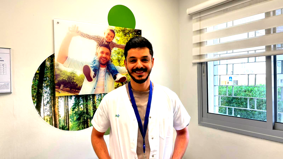  د. أيمن راسم مشيعل ينقذ حياة رجل على شاطئ البحر