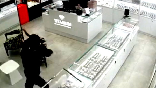 فيديو- أوفاكيم: صاحب محل مجوهرات يُحبط محاولة سطو باستخدام الغاز المسيل للدموع