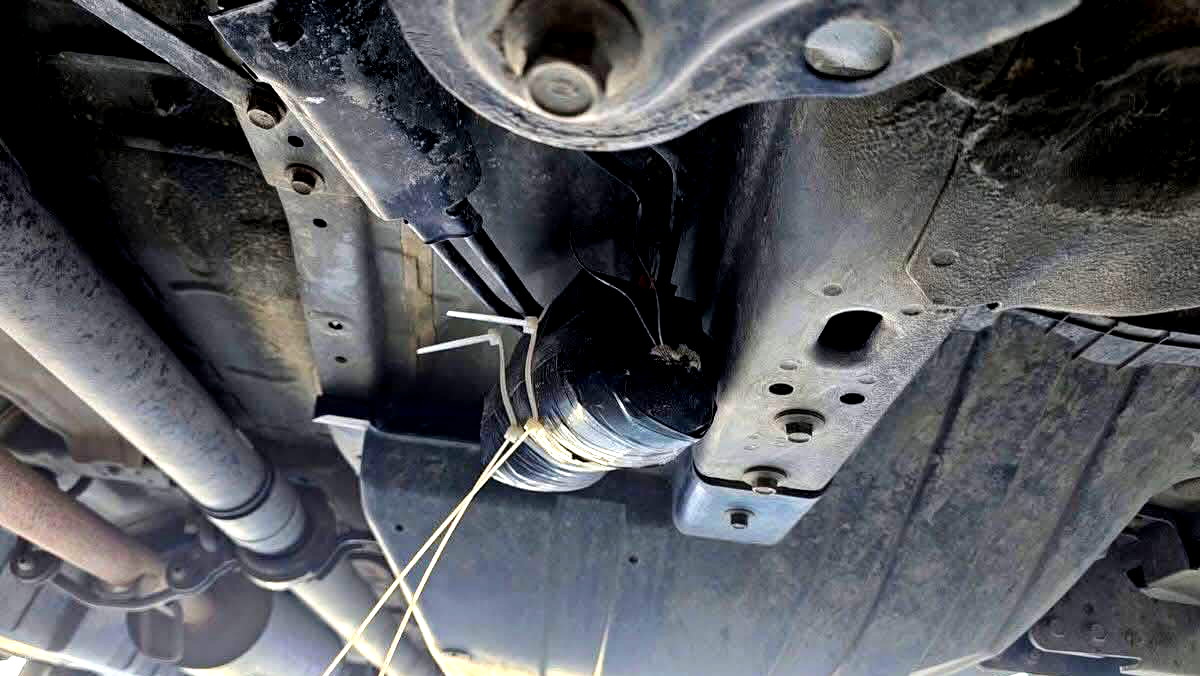 فيديو وصور- نجاة امرأة عربية من البلاد باعجوبة بعد اكتشاف عبوة شديدة الانفجار اسفل سيارتها في كراج بقلقيلية