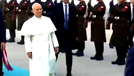 بابا الفاتيكان يصل تركيا في أول رحلة خارجية له: نأمل أن نؤكد على أهمية السلام للعالم أجمع