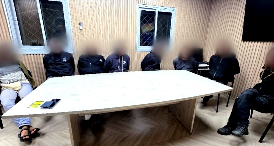 مدنيون عبروا الحدود إلى سوريا، واشتبكوا مع جنود، ثم أُعيدوا إلى إسرائيل