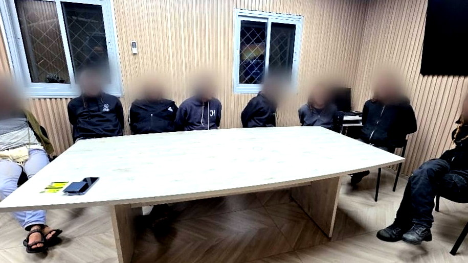 مدنيون عبروا الحدود إلى سوريا، واشتبكوا مع جنود، ثم أُعيدوا إلى إسرائيل