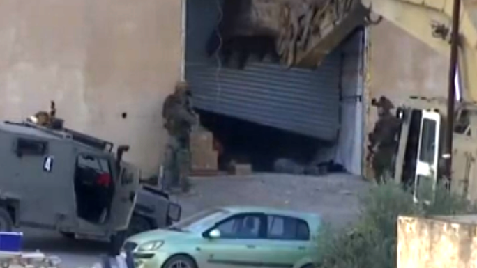 فيديو: جنود يطلقون النار باتجاه شابين من مسافة الصفر في جبل أبو ظهير بمدينة جنين