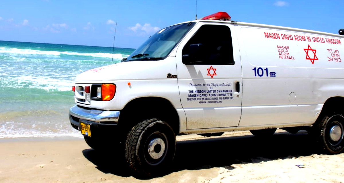 عمليات انعاش لرجل بعد تعرضه للغرق على أحد شواطئ نهاريا