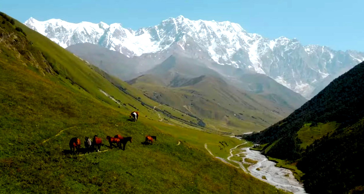 غودوري الجورجية تستقطب الزوار مع استعدادها لموسم الثلوج: تجارب ثلجية فريدة على القمم القوقازية 