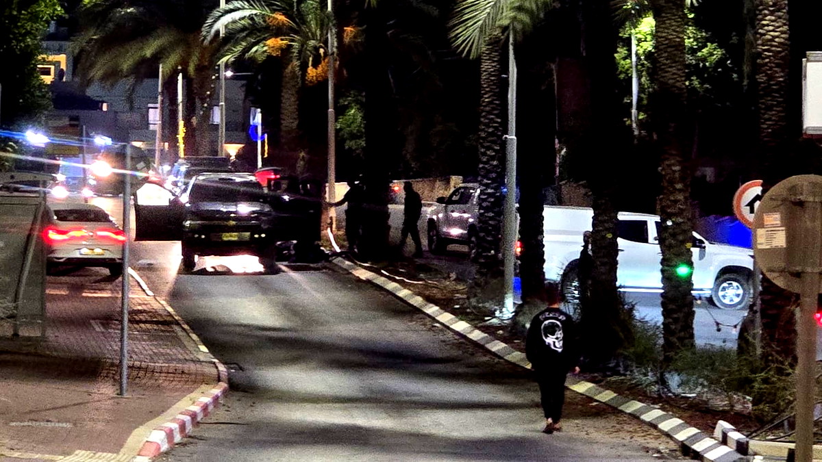 جت المثلث: اعتقال 4 أشخاص بشبهة الاعتداء على أفراد الشرطة والتسبب بأضرار بعد توافدهم عقب مقتل صباح أبو القيعان