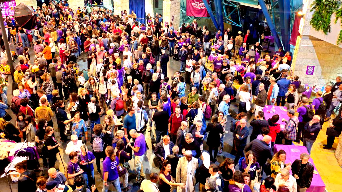 حيفا: آلاف المشاركين اليهود والعرب في اجتماع العقد لحراك "نقف معًا" (ممول)