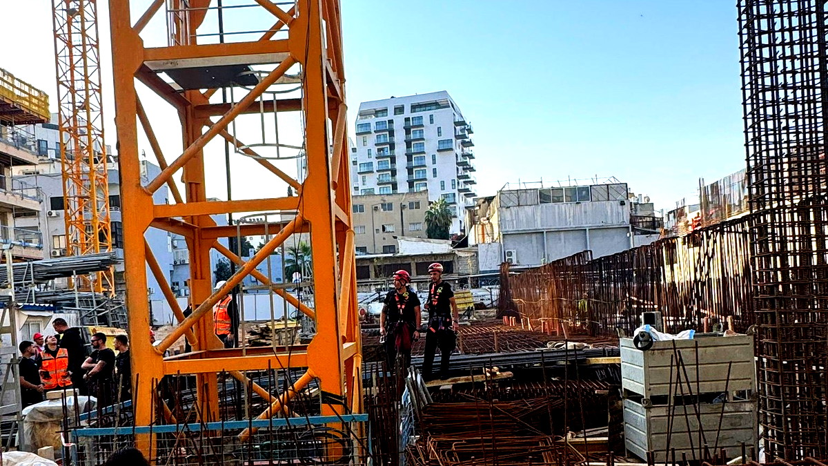 يافا تل أبيب: طواقم الإطفاء والإنقاذ تعمل على تخليص عامل علق في رافعة