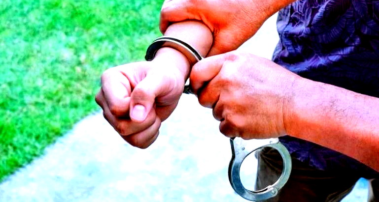 الشرطة توقف قاصرًا مشتبهًا بتورطه في الاعتداء على سائق حافلة في نتانيا