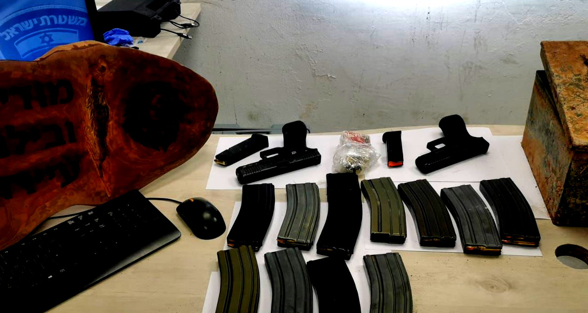 الشرطة: ضبط آلاف الطلقات من ذخيرة عسكرية مسروقة في التجمعات البدوية في النقب، والعثور على 5 أسلحة.