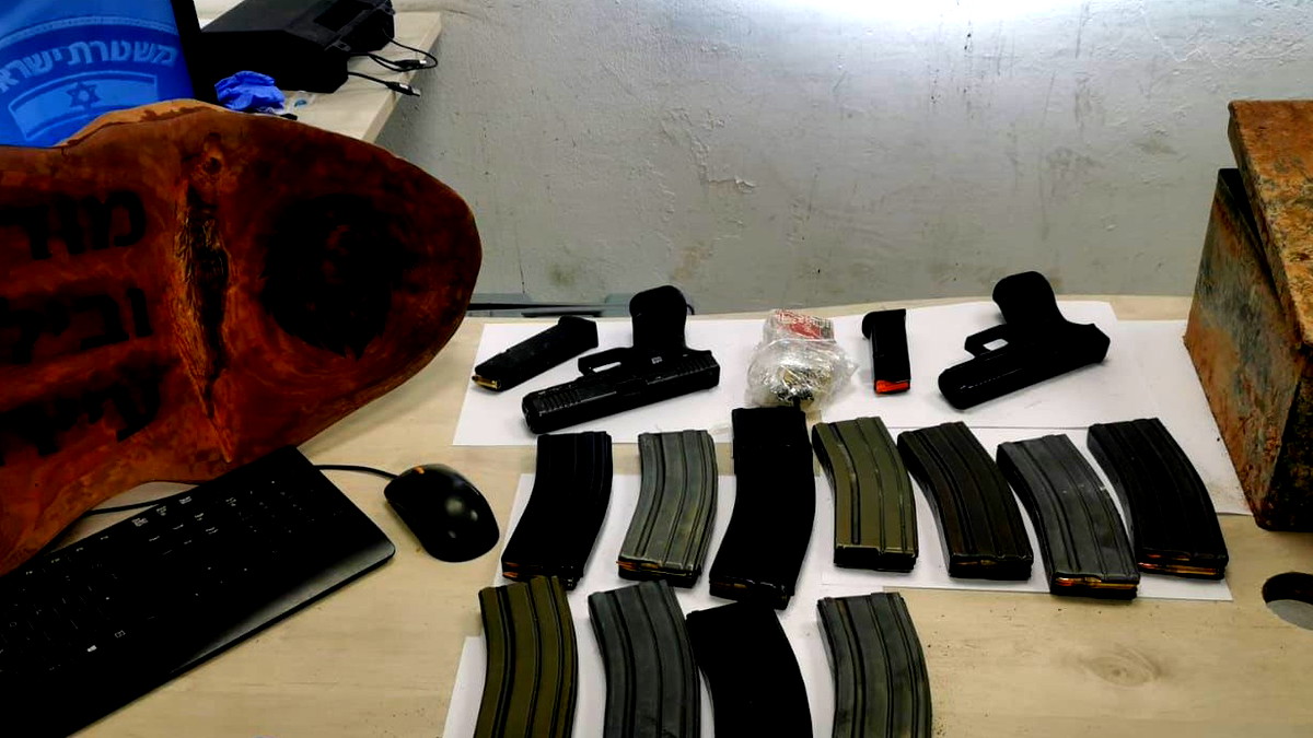 الشرطة: ضبط آلاف الطلقات من ذخيرة عسكرية مسروقة في التجمعات البدوية في النقب، والعثور على 5 أسلحة.