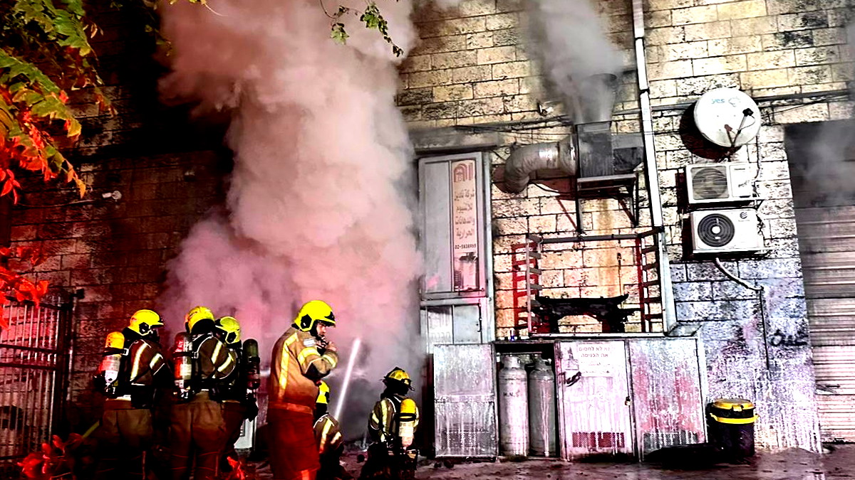 عطروت: حريق كبير في كراج بالمنطقة الصناعية وإصابة رجل إطفاء