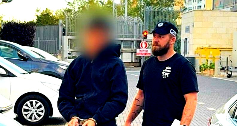 اللد: اعتقال شاب بعد ضبط مسدس وقنابل بمنزله