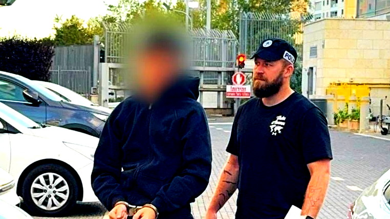 اللد: اعتقال شاب بعد ضبط مسدس وقنابل بمنزله