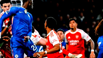 رغم طرد كايسيدو.. تشيلسي يفرض التعادل على أرسنال في ديربي عنيف