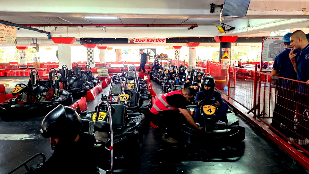 رقي وانضباط بارز لطلاب العواشر في ثانوية كفر قرع الشاملة في مركز الكارتينج حيفا