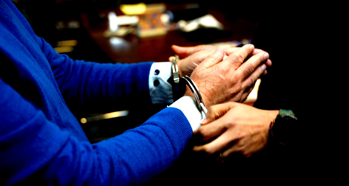 فيديو - اعتقال شاب من بيت حنينا بالقدس بشبهة  الإستيلاء على أراضٍ تابعة للدولة بمستندات وهمية