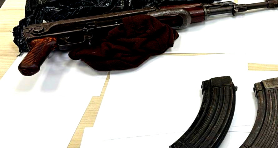 سخنين: اعتقال 5 مشتبهين وضبط أسلحة بعد اطلاق نار على محل تجاري واصابة شاب