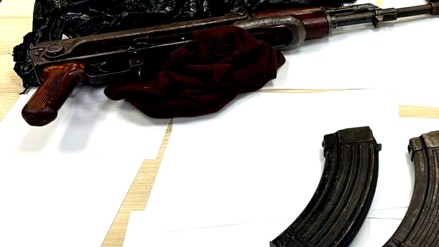 سخنين: اعتقال 5 مشتبهين وضبط أسلحة بعد اطلاق نار على محل تجاري واصابة شاب