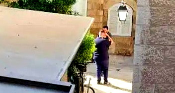 اعتقال شابين من كفركنا بعد تصويرهما منزل والدة الوزير يتسحاق فاسرلاوف في القدس