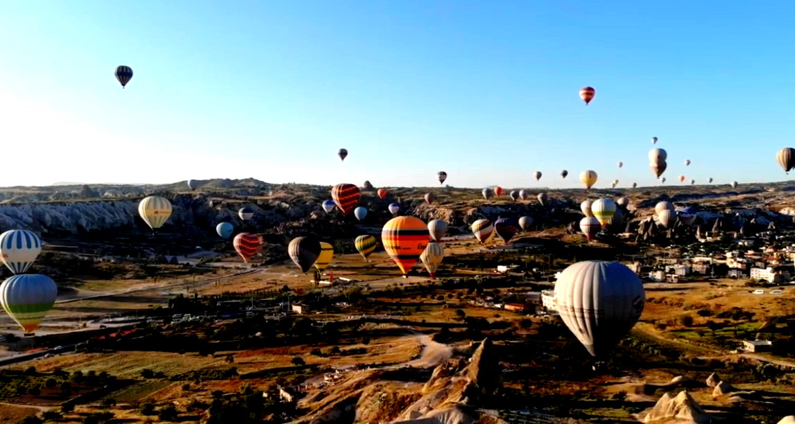 كابادوكيا: طبيعة خلابة وتجارب فريدة في واحدة من أشهر وجهات السياحة بتركيا 
