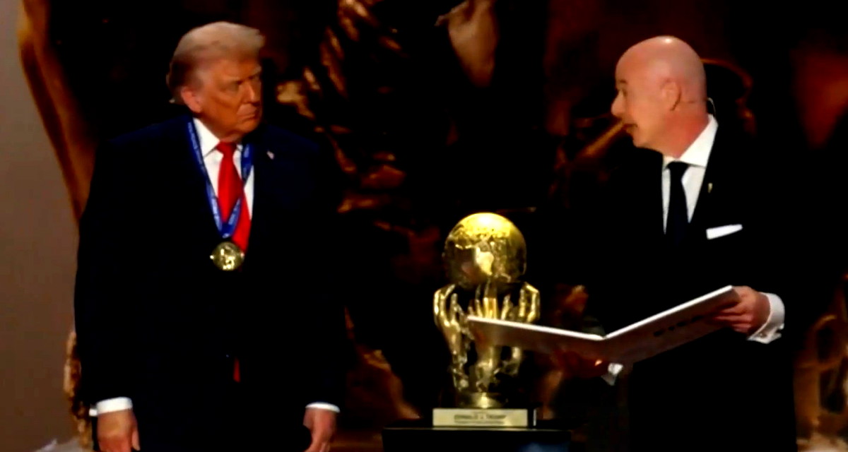  ترامب يحصل على أول جائزة سلام يمنحها الـ"فيفا" خلال حفل قرعة كأس العالم