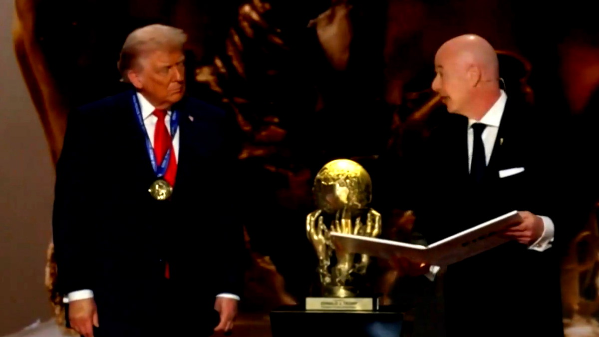  ترامب يحصل على أول جائزة سلام يمنحها الـ"فيفا" خلال حفل قرعة كأس العالم