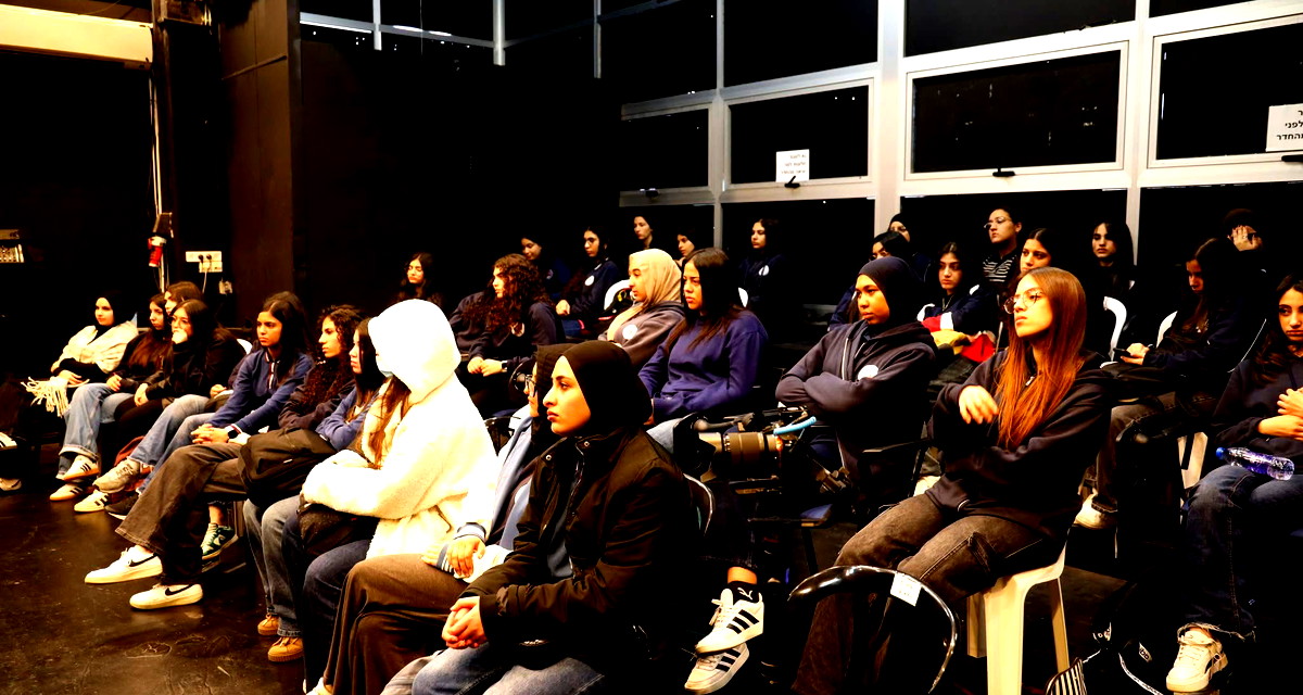  طلاب ثانوية كفرقرع يزورون أقسام السينما وصناعة الأفلام والمسرح في جامعة تل أبيب  