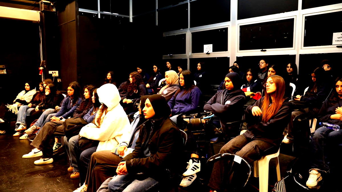  طلاب ثانوية كفرقرع يزورون أقسام السينما وصناعة الأفلام والمسرح في جامعة تل أبيب 