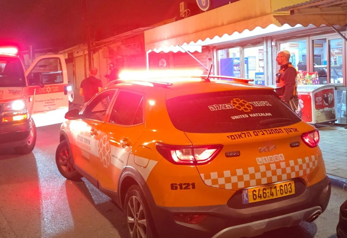 الرملة: إصابة رجل بجراح خطيرة جراء تعرضه لإطلاق نار خلال محاولة سطو على محل تجاري