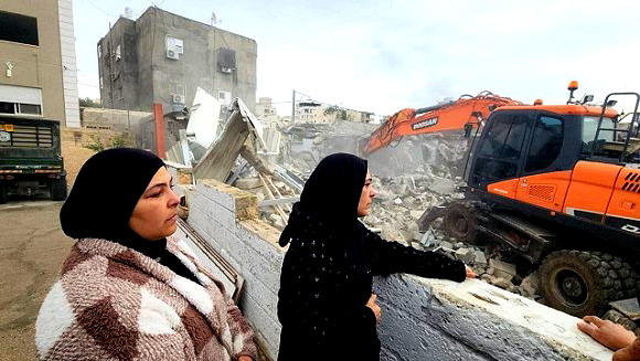 لحظات مليئة بالقهر!| طمرة: عائلة قزموز تهدم منزلها بشكلٍ ذاتي عقب إصدار أمر قضائي وتلقيها الكثير من التهديدات 