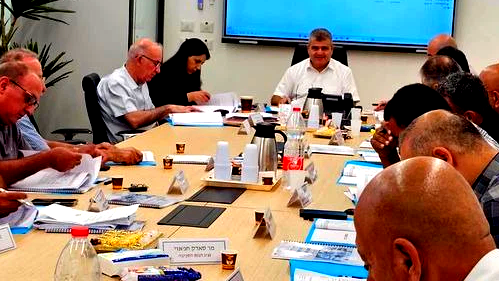 بعد إطلاق النار باتجاه حافلة تقل طلّبة- الإعلان عن إضراب شامل في مدارس مدينة شفاعمرو غدًا الأربعاء 