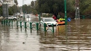 تحذيرات من منخفض بيرون:قد تنهار الأشجار والأعمدة وخطر حدوث فيضانات في مواقف السيارات