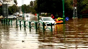 تحذيرات من منخفض بيرون:قد تنهار الأشجار والأعمدة وخطر حدوث فيضانات في مواقف السيارات