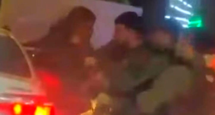 فيديو| غضب عارم في تل السبع وإضراب شامل غداً بعد اعتداء شرطي على شبان عند مدخل البلدة