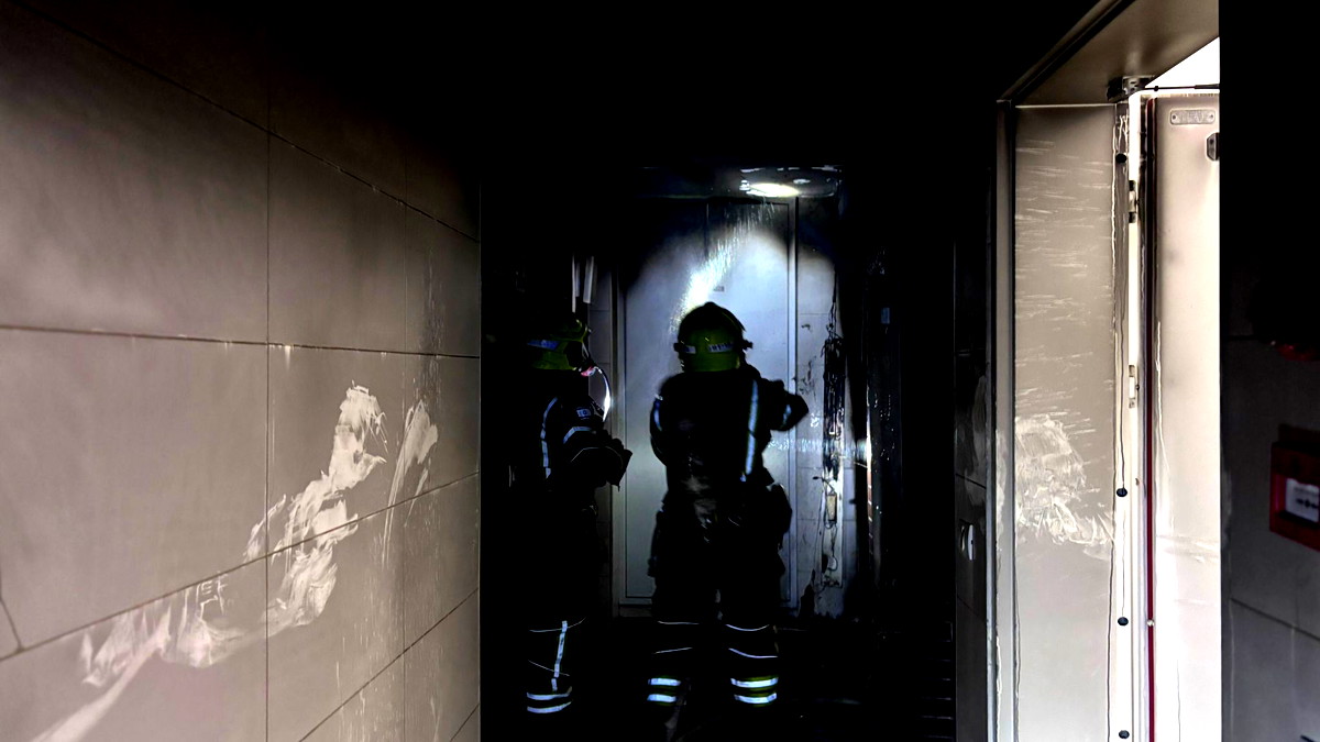 توثيق بالفيديو- اندلاع حريق داخل بناية سكنية في مدينة الخضيرة... لم تُسجل إصابات