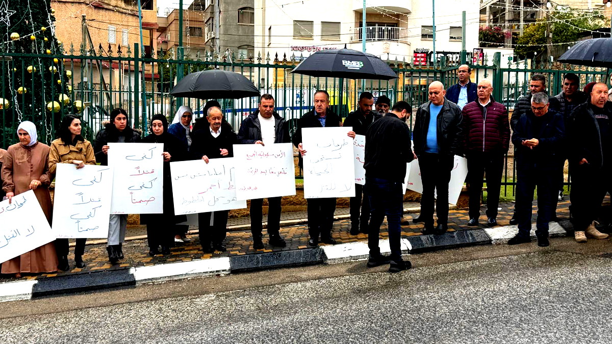 مجلس طرعان المحلي ينظم وقفة احتجاجية تنديدًا بجريمة مقتل الشاب عماد بكارنة 