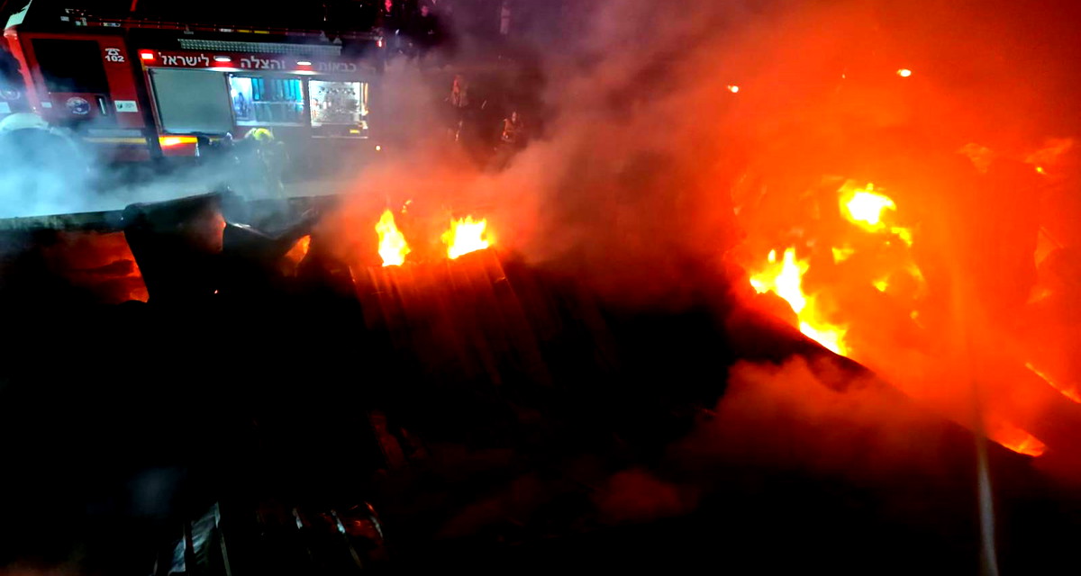 فيديو - حريق في مبنى مكون من طابقين في الكسيفة بالنقب