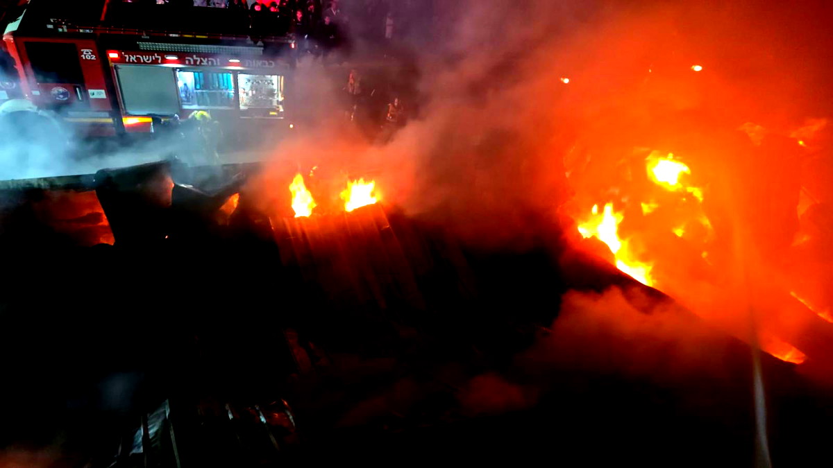 فيديو - حريق في مبنى مكون من طابقين في الكسيفة بالنقب